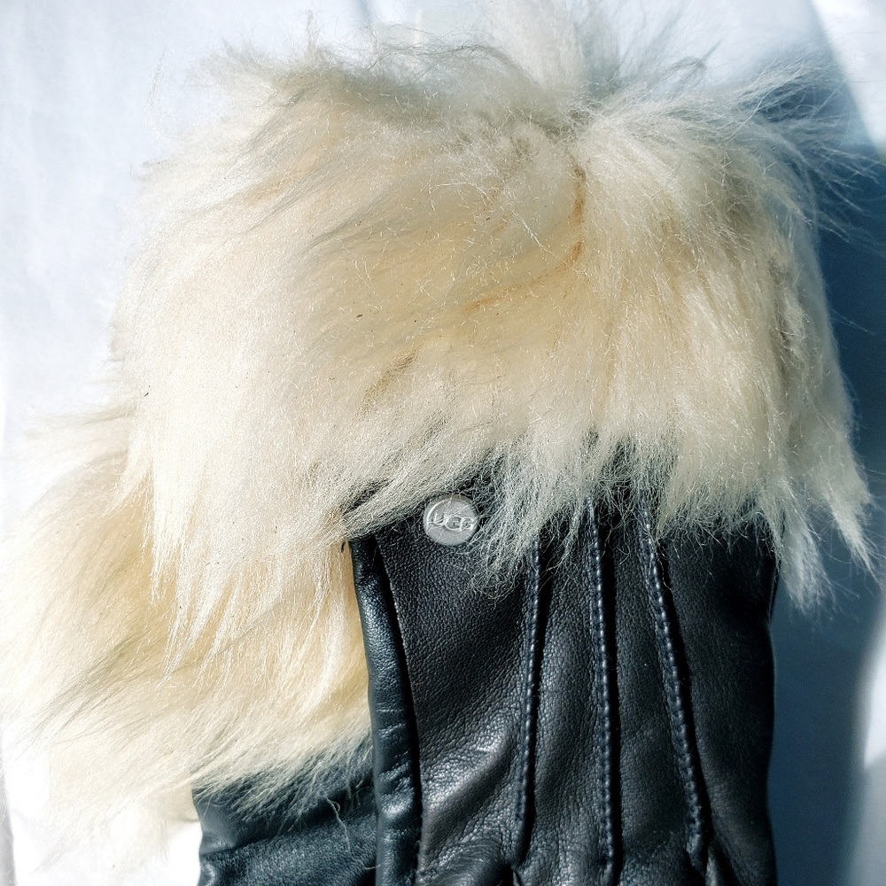 SOLD 🥰NWT💗UGG Shearling Black Leather Gloves - Picture 3 of 8